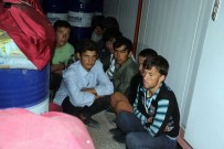 Polis Üşüyen Kaçak Göçmenlere Sıcak Çay İkram Etti.