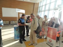 MANEVIYAT - Polisler, Hacıları Lokum Ve Gül Suyu İle Karşıladı