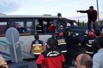 Servis Minibüsü Demir Yüklü Tıra Çarptı Açıklaması 14 Yaralı