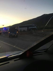 Afyonkarahisar'da Tur Otobüsü İle Tır Çarpıştı Açıklaması 20'Den Fazla Yaralı Var
