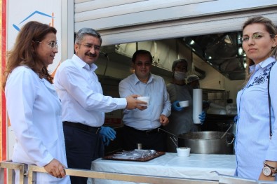 Büyükşehir Kumluca'da Aşure Dağıttı