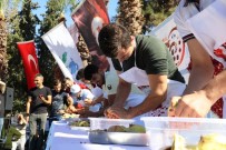 Nar Tanelerini Yere Düşürmeden Yemeye Çalıştılar