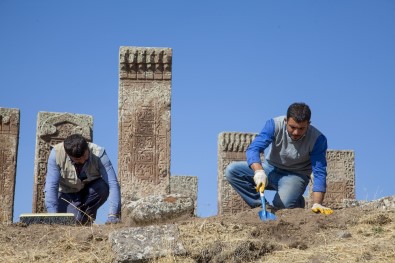 Selçuklu Mezarlığında İlk Kez Görülen Motifler Dikkat Çekti  Yazdir Bitlis 20 Ekim 2017 Cuma 15 Açıklaması10 Açıklaması27