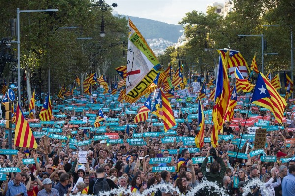 Ayrılıkçı Katalanlardan Barselona'da büyük gösteri