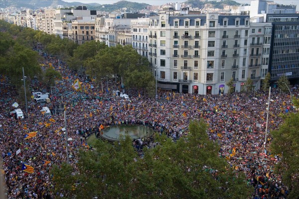 Ayrılıkçı Katalanlardan Barselona'da büyük gösteri