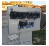 AK Partili Belediye Siyaha Boyanan 'Devlet Bahçeli Meydanı' Tabelasını Yeniledi