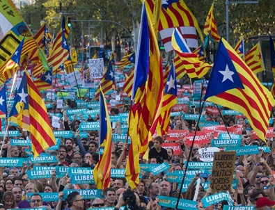 Ayrılıkçı Katalanlardan Barselona'da büyük gösteri