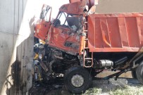 İZMIR ADLI TıP KURUMU - Hızını Alamayan Belediye Kamyonu Köprü Ayağına Çarptı Açıklaması 1 Ölü