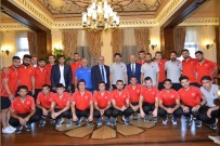 AVRUPA ŞAMPİYONU - İşitme Engelliler Futbol Milli Takımı Vali'ye Ziyaret Etti