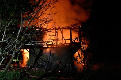 Tosya'da Çıkan Yangında 2 Katlı Ahşap Ev Yandı