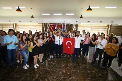 Bayraklı'da Başarılı Öğrencilere Burs Desteği