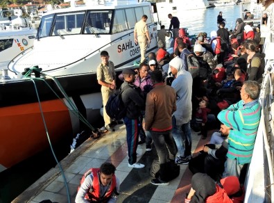İzmir'de 98 Kaçak Göçmen Kurtarıldı