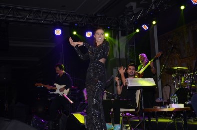 Yıldız Tilbe İzmir'de Konser Verdi