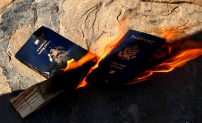 ABD'ye Kızdı, Çocuklarının Pasaportlarını Yaktı