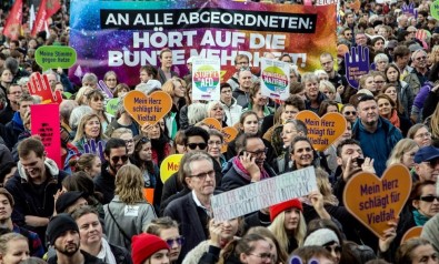Almanya'da Irkçılık Protesto Edildi