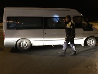 ŞÜPHELİ ARAÇ - Ekipleri Peşine Takan Minibüse Polisler Ateş Açtı
