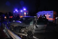 YOLCU MİNİBÜS - Otomobil İle Minibüs Çarpıştı Açıklaması 3 Yaralı