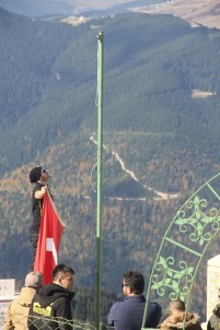 Şehitler Tepesi'ndeki Eskimiş Türk Bayrağını Yenisi İle Değiştiler
