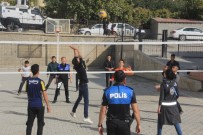 VOLEYBOL MAÇI - Hakkarili Gençlerle Polislerin Voleybol Maçı Keyfi
