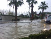 SAĞANAK YAĞMUR - Kuşadası 20 Dakikalık Yağmura Teslim Oldu