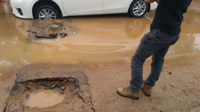 Milas'ta Aşırı Yağışla Yol Çöktü