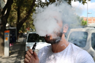 - Yasaklanmasına Rağmen Elektronik Sigara Tüketimi Hızla Artıyor
