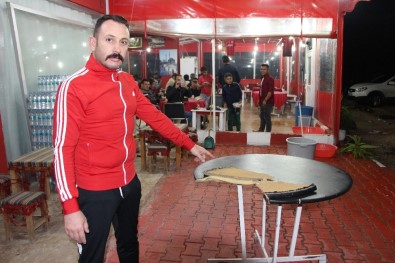 Antalya'da Kafeye Düşen Yıldırım Masayı Parçaladı