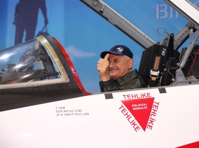 Başbakan Yıldırım, savaş uçağı kokpitinde