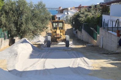 Burhaniye Pelitköy Sahilinde Yeni Yollar Yapılıyor