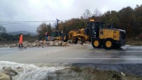 KARACAKÖY - Çatalca'da Dere Taştı, Yollar Kapandı, Vatandaşlar Mahsur Kaldı