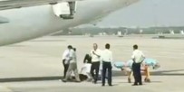 HAVAYOLU ŞİRKETİ - Çin'de Hostes Uçaktan Düştü