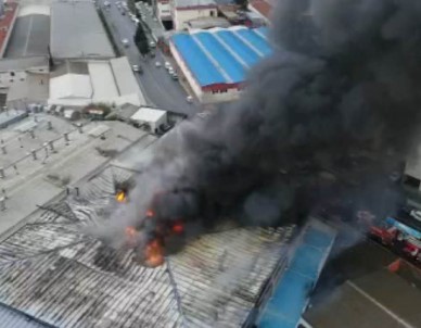 İstanbul'daki Fabrika Yangını Havadan Görüntülendi