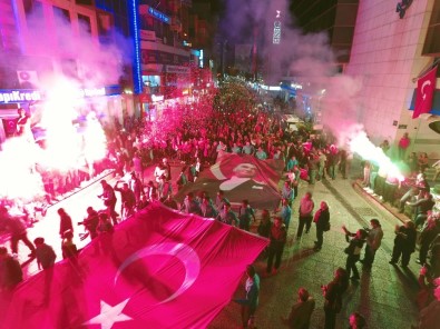 Karşıyaka'da Yüksek Sadakat İle Cumhuriyet Şöleni