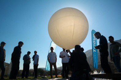 Liseliler 'Yüksek İrtifa Balonu' İle Uzaydan Görüntü Çekti