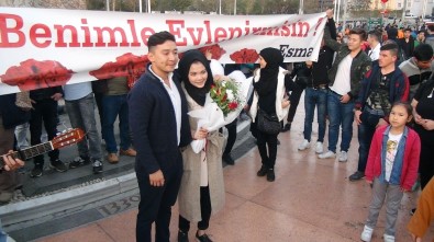 Taksim Meydanı'nda Pankartlı, Müzikli Sürpriz Evlenme Teklifi