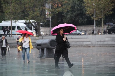 Taksim'de Yağmur
