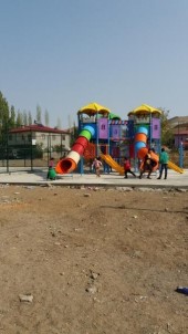 Tuzluca Belediyesinden Çocuklar İçin Yeni Oyun Parkları