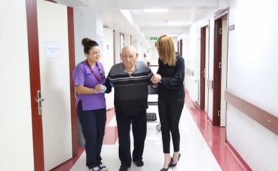 85 Yaşındaki Adam Yatalak Geldiği Hastaneden Yürüyerek Çıktı