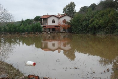Çatalca'da Evleri Sular Altında Kalan Vatandaşlar Yetkililerden Yardım Bekliyor