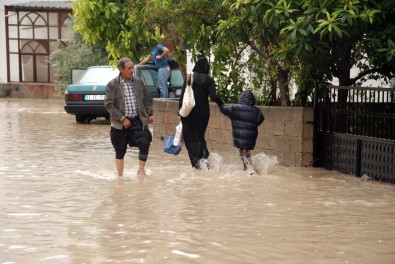 Mersin'de Sağanak Yağmur Evleri Su Altında Bıraktı