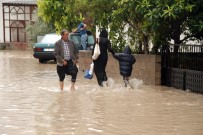ATATÜRK EVİ - Mersin'de Sağanak Yağmur Evleri Su Altında Bıraktı