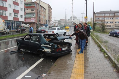 Otomobil Direğe Çarptı Açıklaması 4 Yaralı