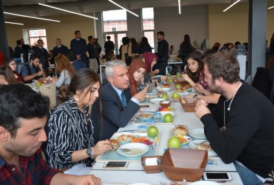 Rektör Gündoğan Yeni Yemekhanede Öğrencilerle Öğle Yemeğinde Bir Araya Geldi