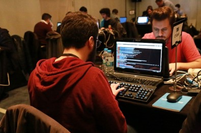 Siber güvenlik uzmanları bayrak kapmak için 'hacker' oldu