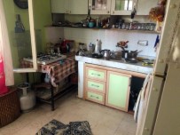 EVDE TEK BAŞINA - Yaşlı Adam Sırtına Bıçak Saplanarak Öldürüldü