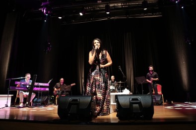 Yeşim Salkım, hayranlarıyla şarkı söyledi