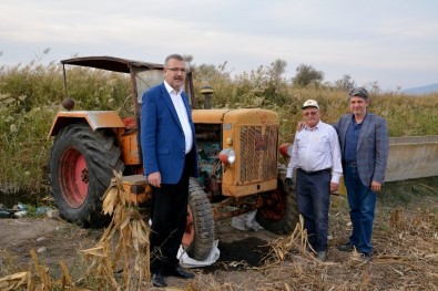 67 Yıllık Antika Traktörle Tarlasını Sürüyor