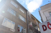 SOBA KOVASI - Balkonda Çıkan Yangını Esnaf Söndürdü, Vatandaş Alkışladı