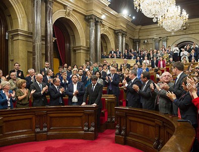 İspanya yönetimi Katalonya yönetimini görevden aldı