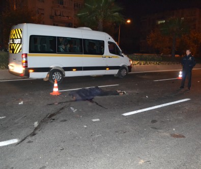 İzmir'de Otomobil Üst Geçidin Ayağına Çarptı Açıklaması 2 Ölü, 3 Yaralı